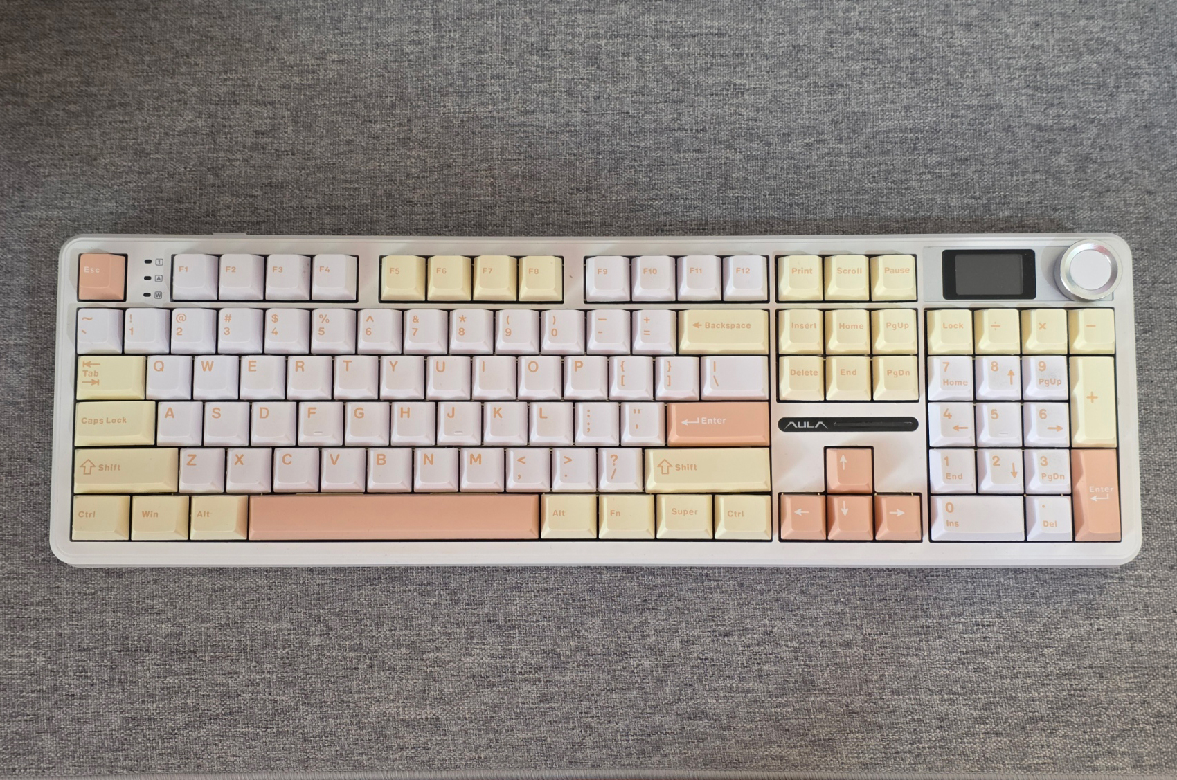 Aula F108 Pro — מבט מלמעלה על המקלדת המלאה בגווני שמנת ופרחוני עם מסך וחוגה
