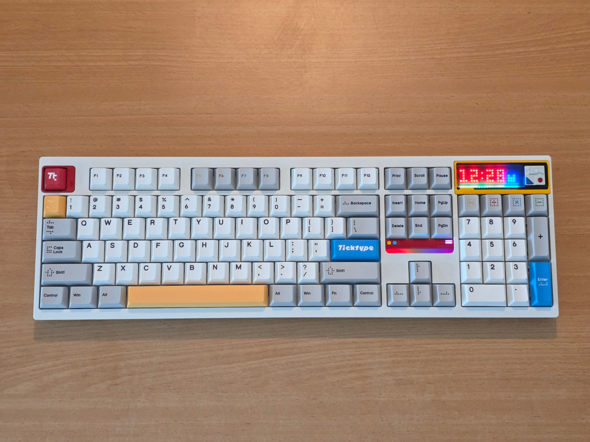 Ticktype DP104 — מקלדת בגודל מלא עם מסך פיקסלים ולוח מספרים