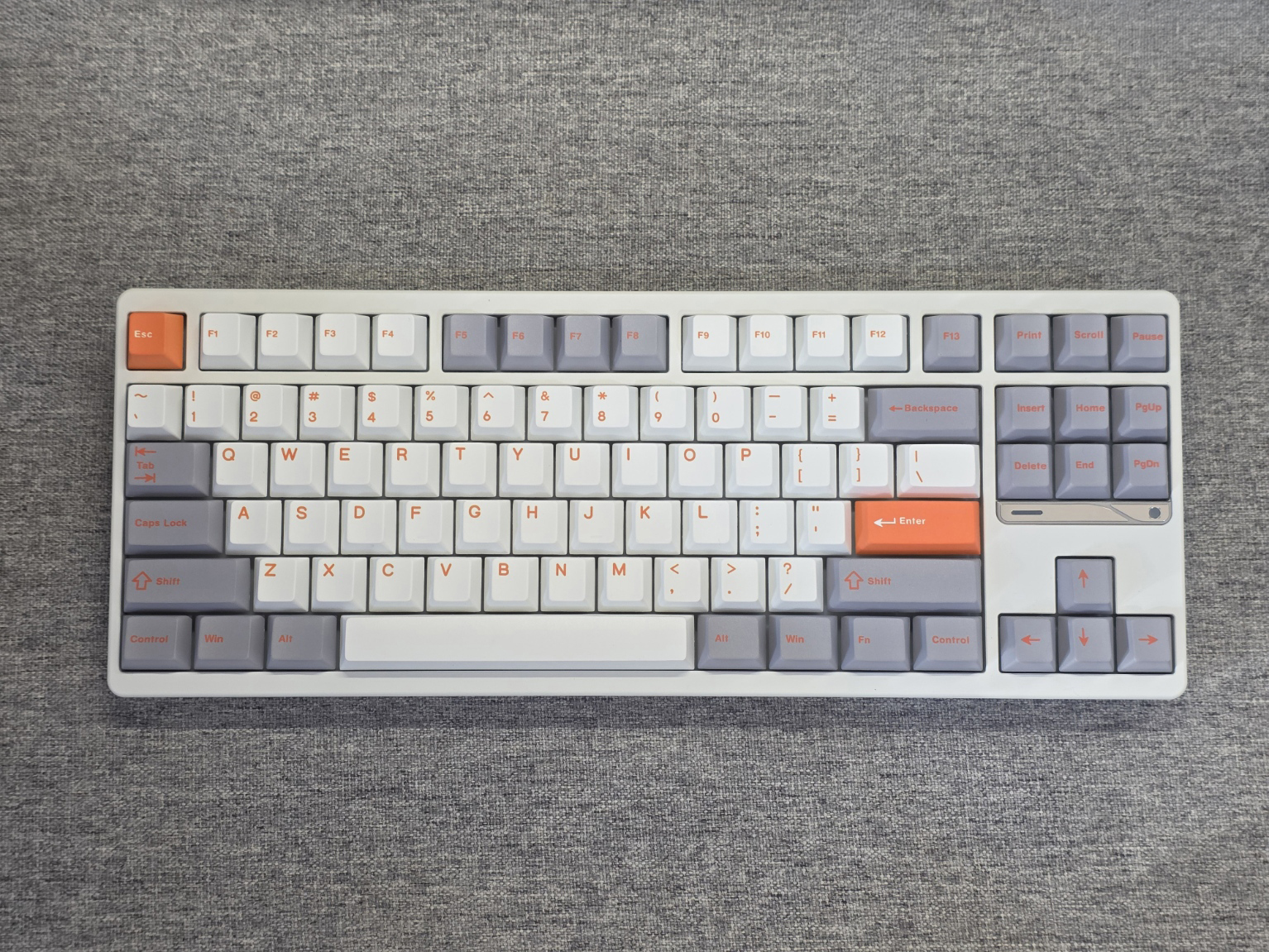 Ticktype EVO80 — מבט מלמעלה על המקלדת בגווני לבן וכתום